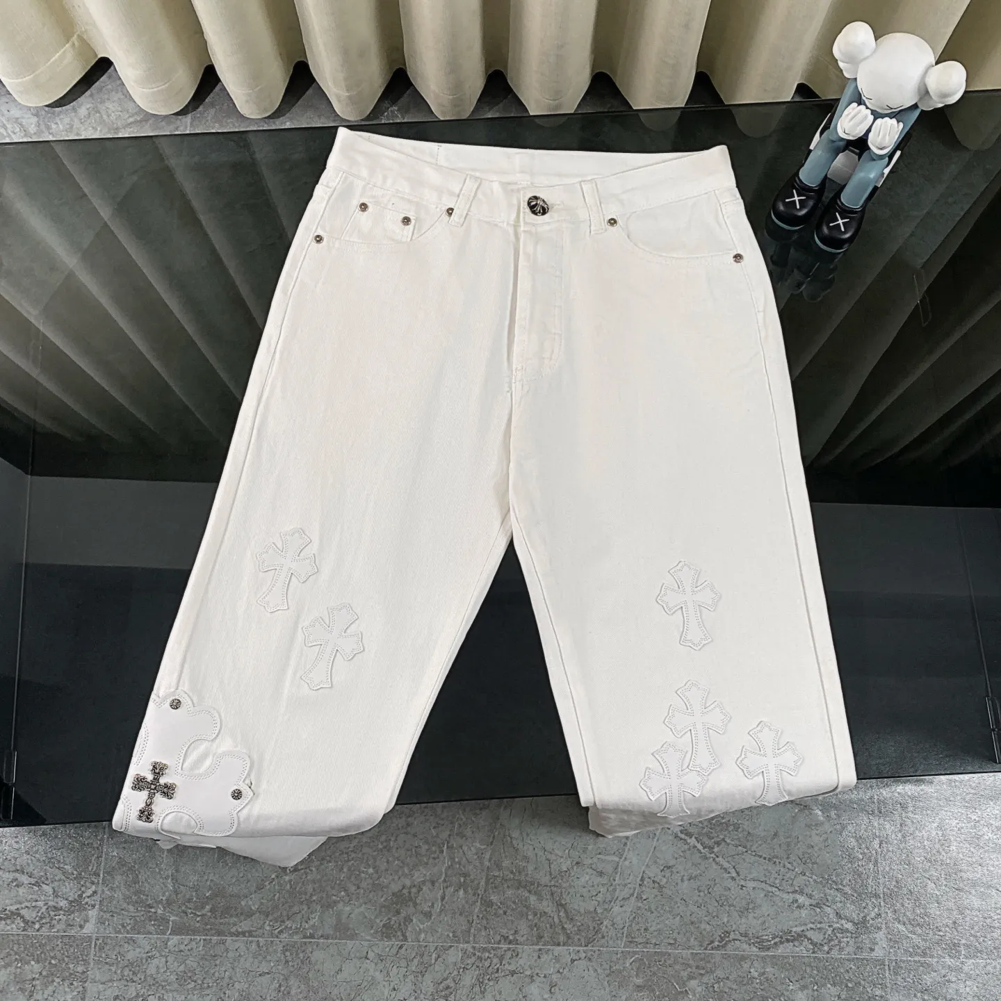 P270 chrome hearts new style white leather jeans vi Top heavy industry fashionable design] Consistent high street luxury style creation. Speaking of this style, the Zangyin family and GU family are definitely the leading representative brands. Especially the Zangyin family has really achieved a state-of-the-art effect in creating high street style. The unique washed material is used to create this style. The color system is quite eye-catching. After it is decorated with patchwork cross flowers, it cleverly highlights the charm of the brand. Secondly, this style uses classic The classic high-waist cutting design highlights the long legs and fashionable temperament of the upper body. The brand is highly recognizable and the slim fit configuration is more suitable for daily wear. It is a product that interprets personality, fashion, and specifications at a glance. This single product is enough to make any fan excited. It can be a white T-shirt for youthful preppy style, or a tight suspender for lady style. It has strong matching ability and can be easily controlled by men.  [Materials and craftsmanship] Needless to say, this point goes without saying. As an excellent craftsman brand, Zangyin’s requirements for details and craftsmanship are really perfect. The washed color of this model has gone through so many processes, not to mention the embellishment of denim appliques. It is also purely hand-made and sewn. Just like what they believe in, only hand-made things have soul and have the meaning of wear. A top-notch heavy-duty fashionable denim item, I look forward to your perfect interpretation! !  Size:28-36